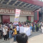 KH Miftah Fauzi demo Toko Sen Sen