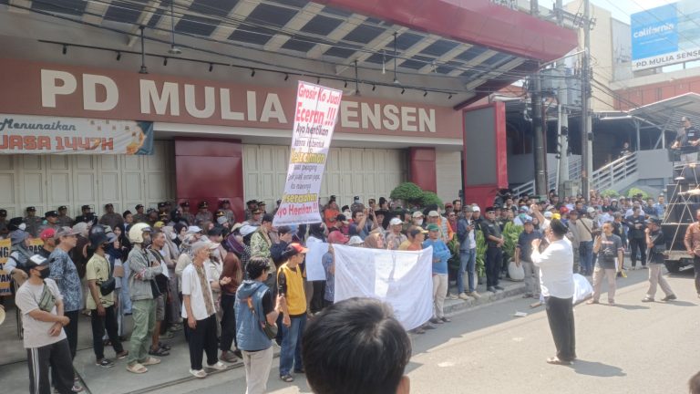 KH Miftah Fauzi demo Toko Sen Sen